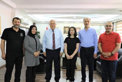 Baskan Pekmezci LGS Türkiye Birincisi Özhan'i Makaminda Agirlayarak Altin Hediye Etti