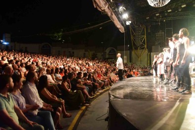 'Richard' Tiyatro Severlerle Bulustu