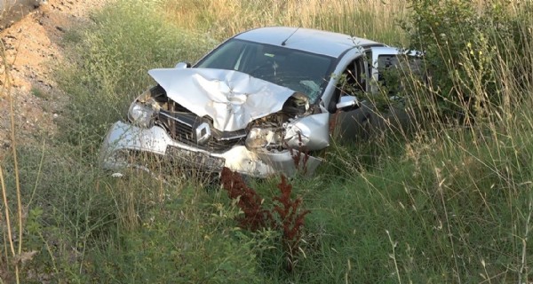 Otomobil ile işçi servisi çarpıştı: 8 yaralı