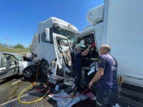 Kamyon Karsi Seride Geçti, Tir Ve Otomobile Çarpti Açiklamasi 3 Yarali