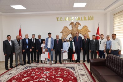 Vali Gündüzöz, YKS Ve LGS'de Dereceye Giren Ögrencileri Ödüllendirdi