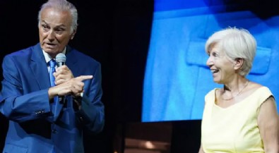 Ediz Hun eşini sahneye davet etti!