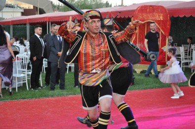 Eskisehir'de Zeybek Kültürünü Devam Ettiren Efeler Günde 5 Dügüne Gidiyor