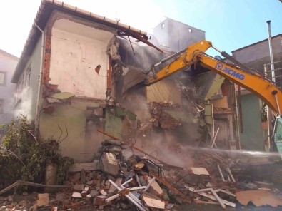 Körfez'de 1999 Depreminden Kalan Son Bina Yikildi