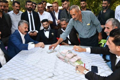 Sirnak'ta Binlerce Davetlinin Katildigi Dügünde 40 Koyun Kesildi, 1,5 Milyon TL Para, 1 Kilo Altin Takildi