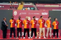Galatasaray, Yeni Transferlerine Taraftara Açik Imza Töreni Düzenledi