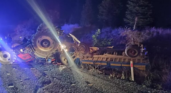 Yolcu otobüsü traktör ile çarpıştı! Ölü ve yaralılar var