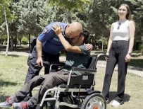 Yardimsever Polis Memuru Engelli Genci Akülü Sandalyesine Kavusturdu