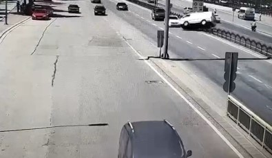 Kontrolden Çikan Minibüs Karsi Seride Geçip Araçlara Çarpti Açiklamasi 1 Ölü, 5 Yarali