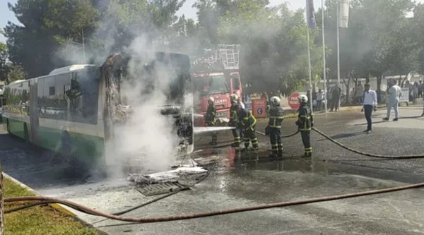 Batman'da otobüs yangını! Seyir halindeyken alev aldı