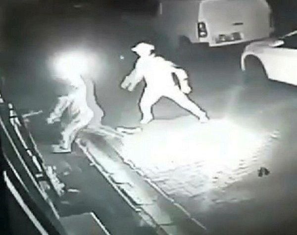 Bayrampaşa'da berbere motoloflu saldırı! Polis çalışma başlattı .