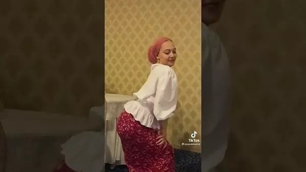 Başörtüsü ve İslam’a çirkin saldırı! Twerk videosuyla tartışılan Esra Rabia Ünal’ın fuhuştan hapis yattığı ortaya çıktı!