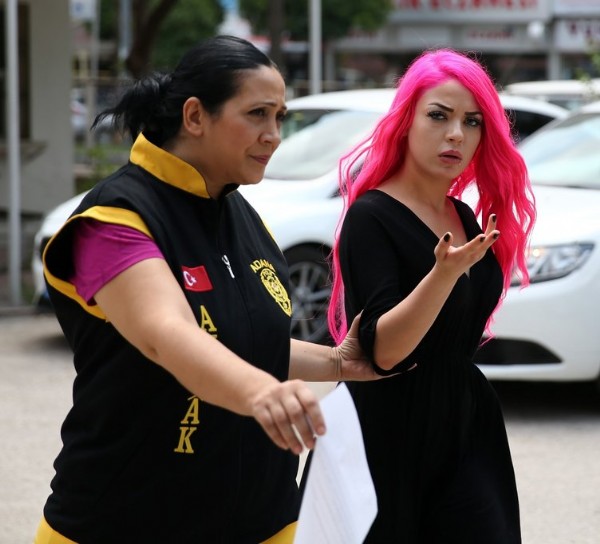 Başörtüsü ve İslam’a çirkin saldırı! Twerk videosuyla tartışılan Esra Rabia Ünal’ın fuhuştan hapis yattığı ortaya çıktı!