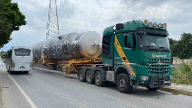 55 Metre Uzunlugunda Yükle Kavsaktan Geçemedi, Yolda Kaldi