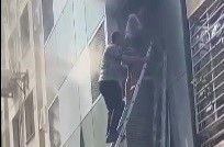 Izmir'de Yangin Çikan Otelde 5 Kisi Dumandan Etkilendi