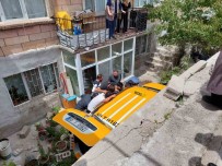 Kamyonet Ile Çarpisan Taksi Evin Bahçesine Uçtu