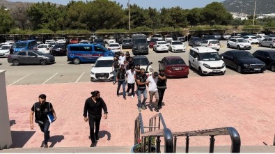 Mekan Sahibiyle Müsteriler Arasinda Kavga Çikti