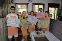 Yabanci Ögrenciler 'Ebru' Sanatini Ögreniyor