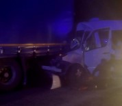 Kirkpinar Güresçilerini Tasiyan Minibüs Tira Çarpti Açiklamasi 9 Yarali