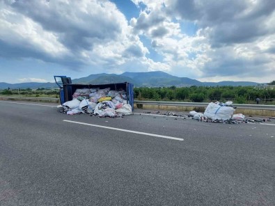 Izmir'de Hurda Yüklü Kamyonet Devrildi Açiklamasi 2 Yarali