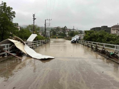 Bartin'da Dere Yataklari Tasti, Ev Ve Is Yerleri Su Altinda Kaldi