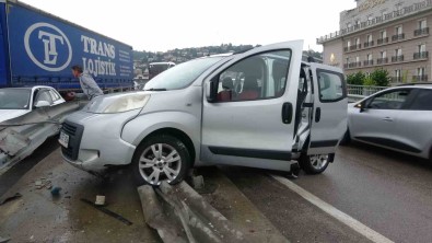 Kayganlasan Yolda Kontrolden Çikan Araç Refüje Çarpti Açiklamasi 2 Yarali