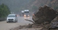 Zonguldak'ta heyelan: Yola kaya düştü!