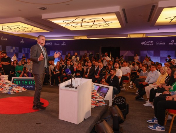 Bakanlar, Sincan'da üniversite adaylarına tercih desteği verdi