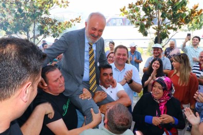 Yüksek Zammi Alan Isçiler Baskani Omuzlarda Tasidi