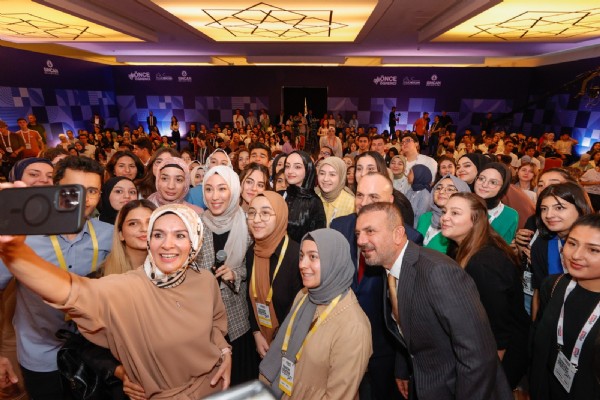 Bakanlar, Sincan'da üniversite adaylarına tercih desteği verdi