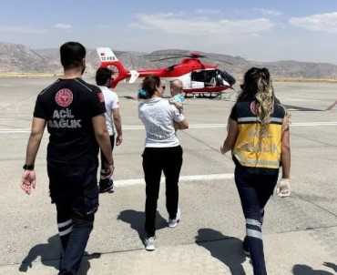 Ambulans Helikopter Bogazina Çengelli Igne Kaçan Bebek Için Havalandi