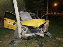 Burdur'da Polisin 'Dur' Ihtarina Uymayan Ehliyetsiz Ve Alkollü Taksi Sürücüsü Çay Bahçesine Daldi Haberi