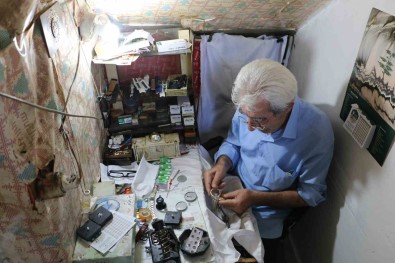 Kurma Saat Ustasi Zamani Ayarlarken 50 Yilini 2,5 Metrekareye Sigdirdi