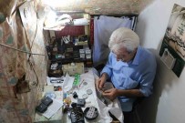 Kurma Saat Ustasi Zamani Ayarlarken 50 Yilini 2,5 Metrekareye Sigdirdi