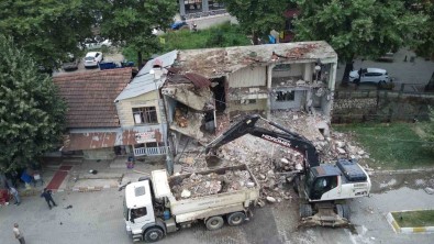 Sel Afetine Karsi Dere Kenarindaki Binalar Tek Tek Yikiliyor