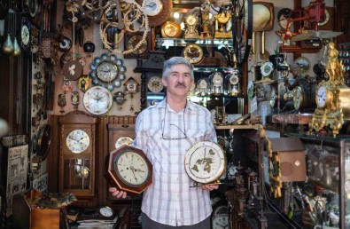 'Tik Tak' Sesleriyle Geçen Bir Ömür Açiklamasi Padisahlarin Saatlerini De Restore Ediyor