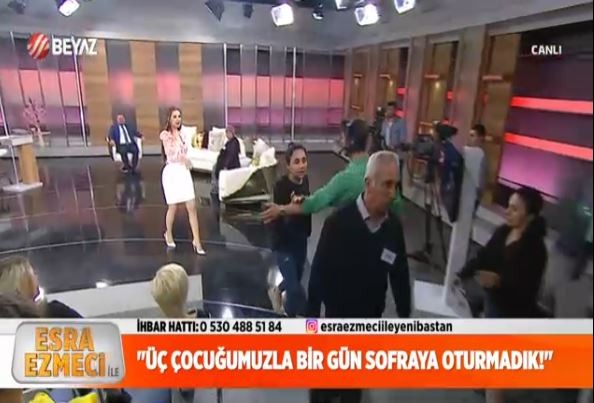Esra Ezmeci ile Yeni Baştan programında kavga! Baba kız birbirine girdi