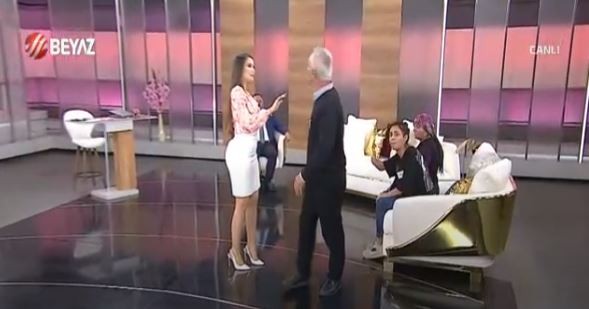 Esra Ezmeci ile Yeni Baştan programında kavga! Baba kız birbirine girdi