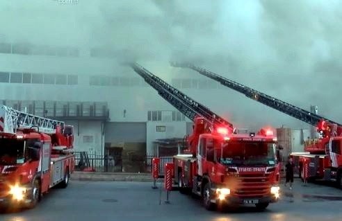 Cam üretim fabrikasında yangın paniği
