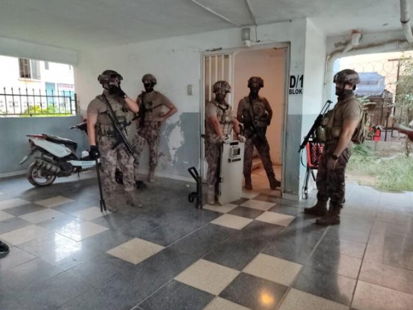 Mersin'de peş peşe şafak operasyonu: Çok sayıda gözaltı