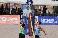 Dünyanin En Yüksek Plajinda Voleybol Turnuvasi Basladi