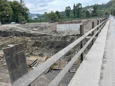 Köprünün Demirlerini Çaldilar