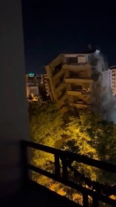 Malatya'da Depremde Yikilan Agir Hasarli Bina Panige Neden Oldu