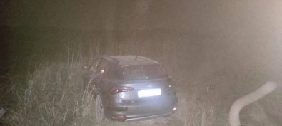 Tarim Arazisine Giren Otomobilde 5 Kisi Yaralandi