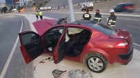Aydinlatma Diregine Çarpan Otomobil Sürücüsü Hayatini Kaybetti