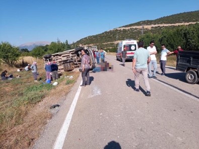 Isparta'da Minibüs Ile Pat Pat Çarpisti Açiklamasi 1 Ölü, 12 Yarali