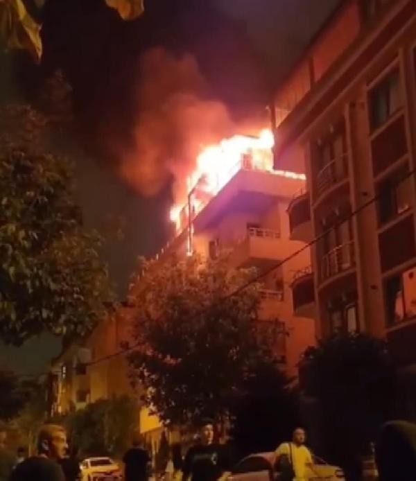 Çekmeköy'de 5 katlı binanın çatı katında yangın çıktı: İtfaiye ekipleri 1 kişiyi kurtardı