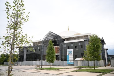 Bu Camide Ibadet Için Engel Olmayacak