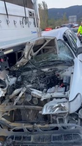 Otomobil Çarptigi Tirin Dorsesine Ok Gibi Saplandi Açiklamasi 5 Yarali