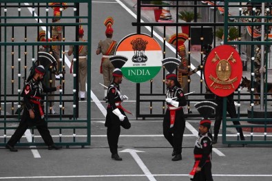 Pakistan'in Bagimsizlik Gününde Havaya Ates Açildi Açiklamasi 2 Ölü, 50 Yarali